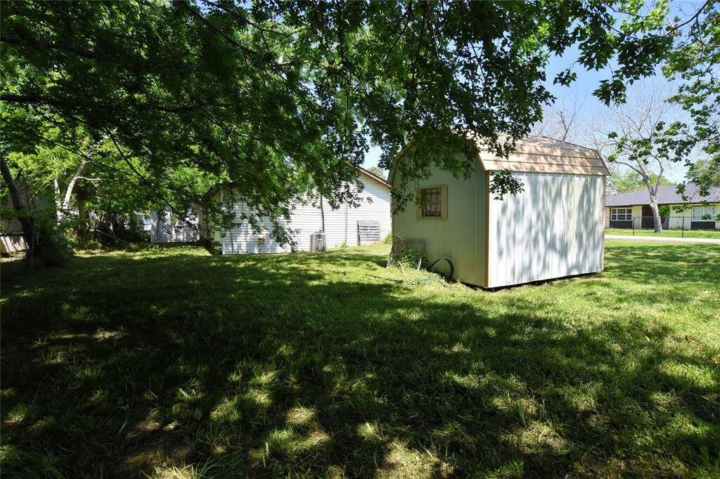 A spacious outdoor area with practical storage and room to grow—ideal for those seeking extra space and storage solutions!