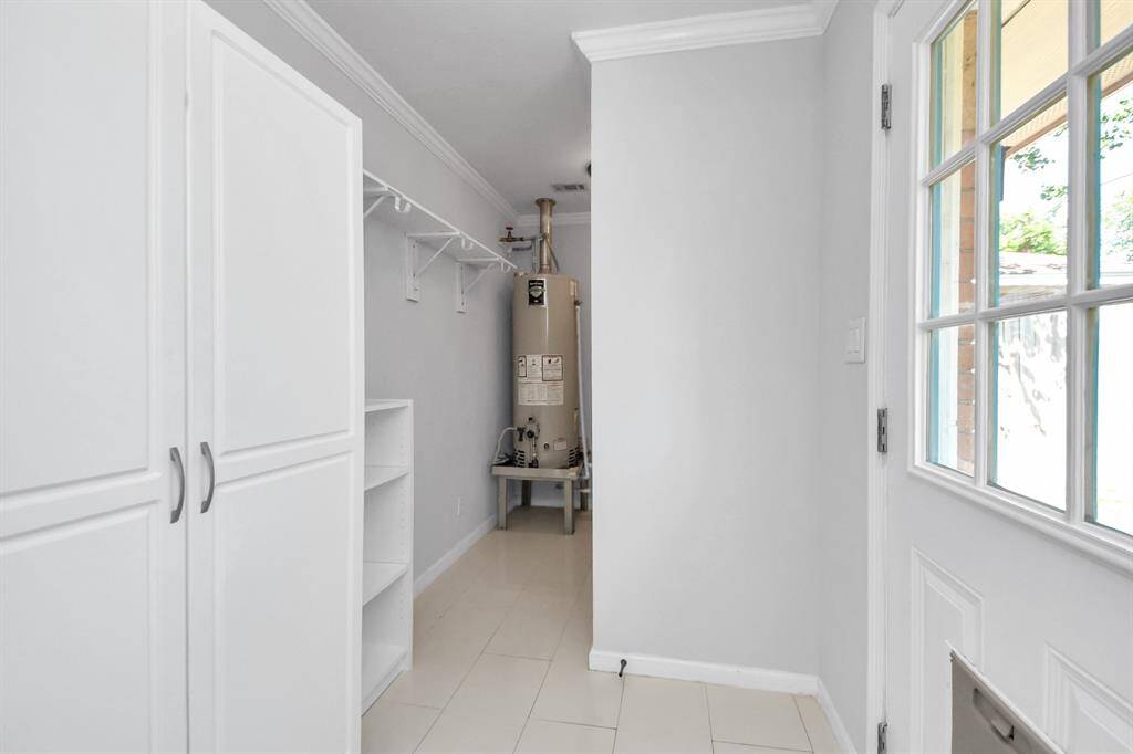 Mudroom/Laundry room w/ Storage Closet