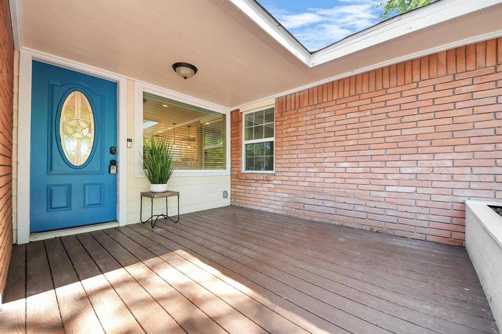 Covered Porch great for entertaining!