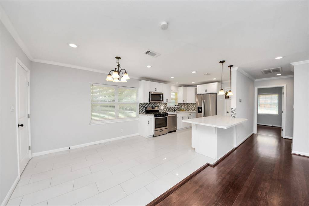 Dining, Kitchen, and Breakfast Bar Seating