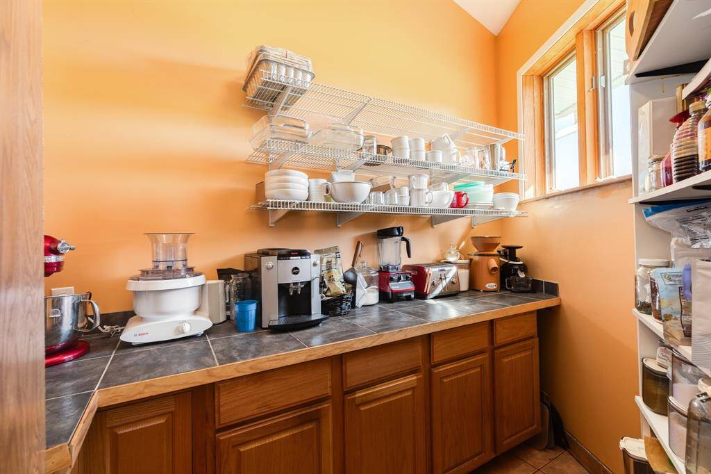 Walk-in butler's pantry