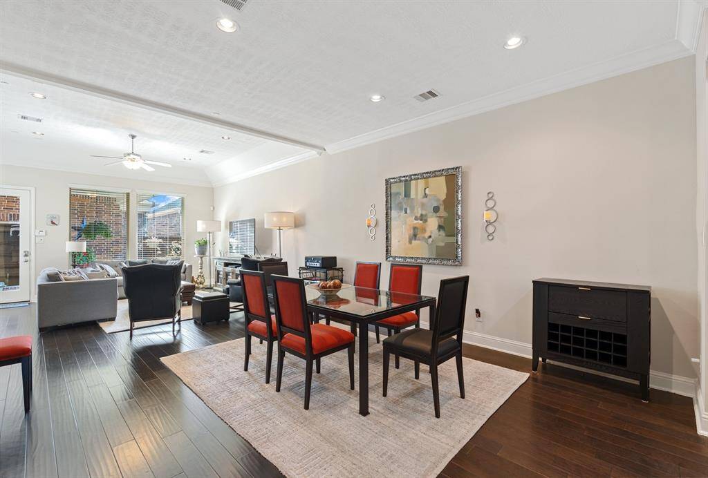 Great open space for entertaining and family / friends gathering.   Plenty of space here to add a bigger table if needed.