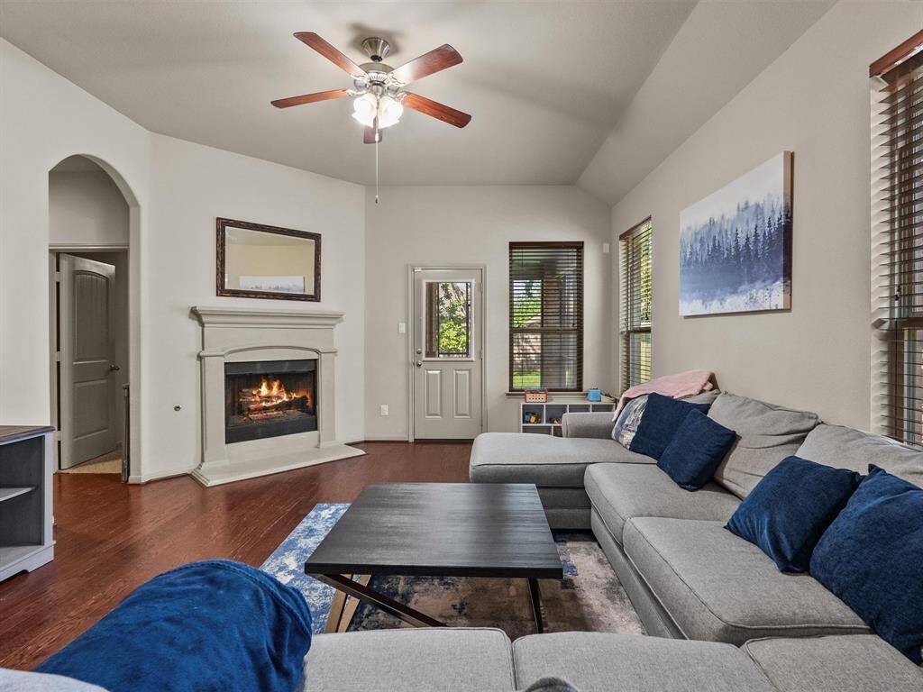 Enter your new home era with this spacious & stylish home!