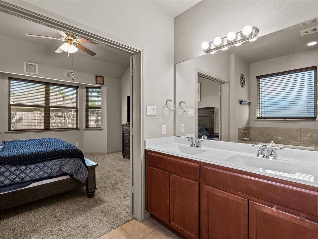 The double sinks in the primary bath means everyone has their own space to get ready!