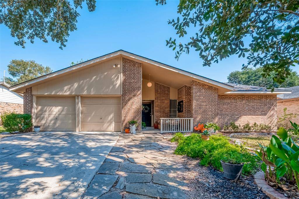 Great curb appeal on a quiet cul-de-sac street with walking trails!