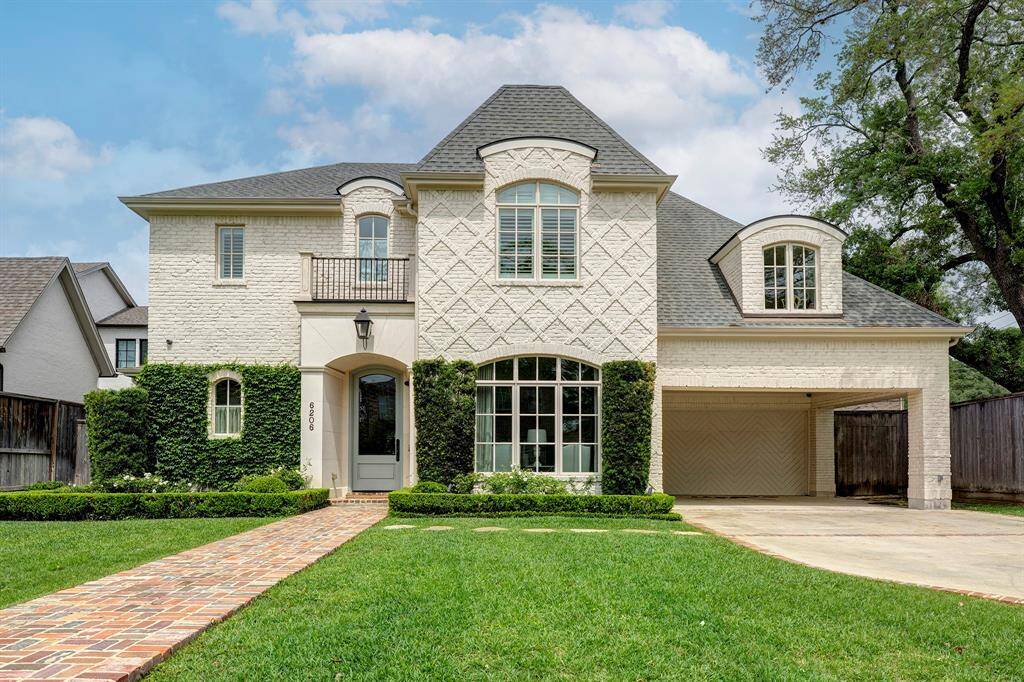 Welcome to 6206 Del Monte, located in the sought-after Briargrove neighborhood!