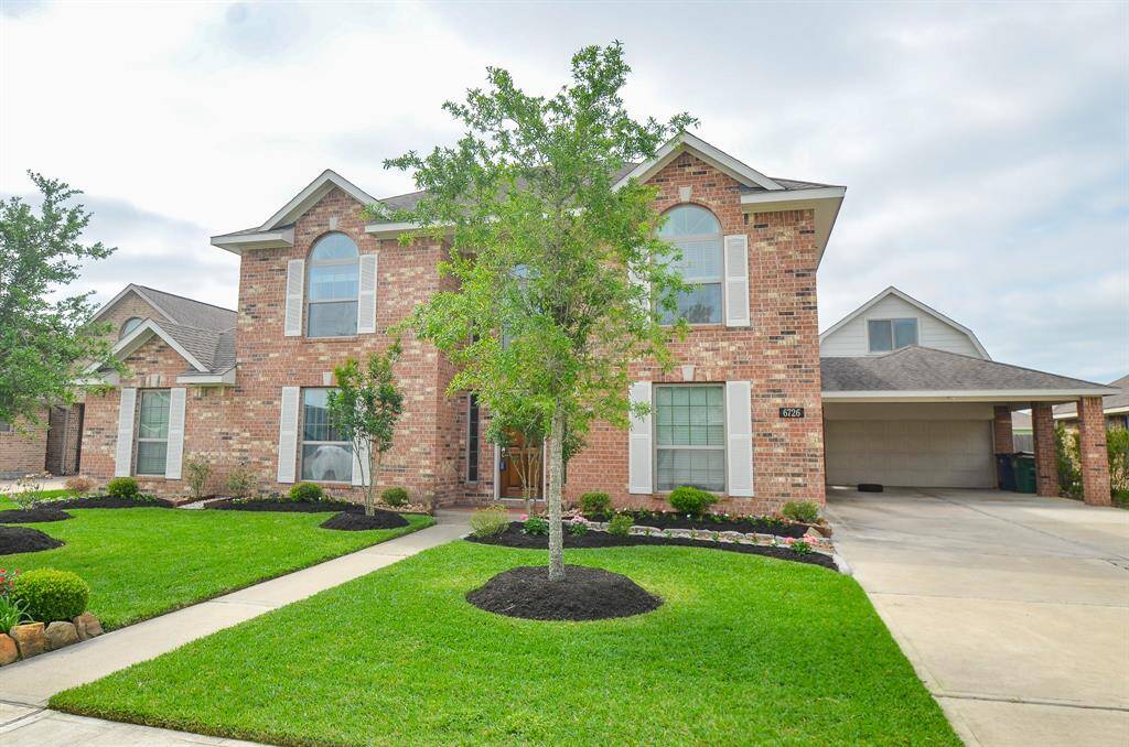 Look at that oversized garage & loft!