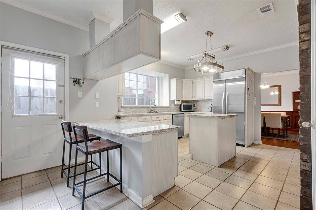 Breakfast bar in the kitchen or extra prep space
