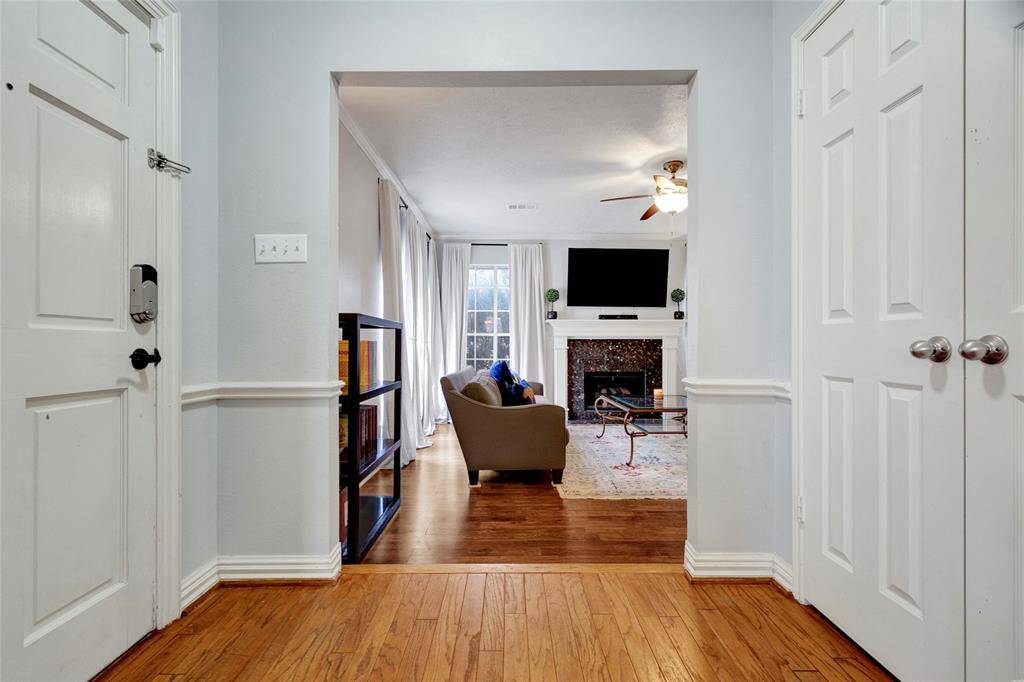 Formal entry towards living room