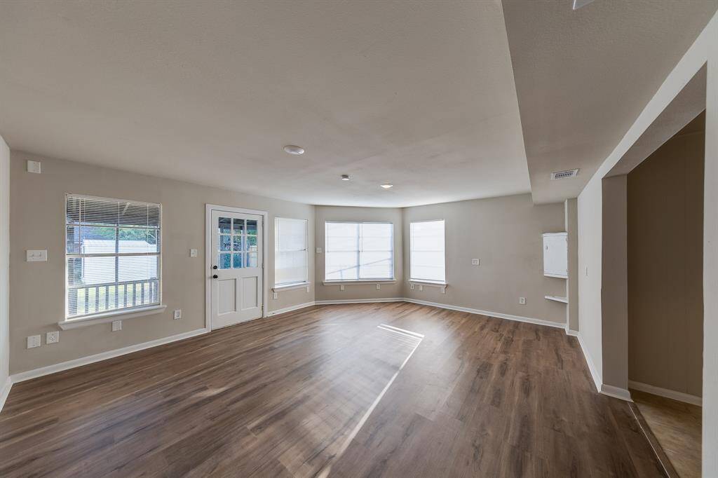 The spacious living area offers endless possibilities for creating an amazing and inviting social hub. With ample room for comfortable seating and decor, it’s the perfect space for family gatherings, entertaining guests, or simply relaxing. This versatile area is designed to foster connection and create lasting memories.