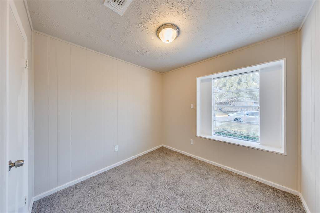 his cozy bedroom exudes a sense of privacy, making it a perfect personal retreat. It features great closet space, providing ample storage for your belongings while maintaining a warm and inviting atmosphere that you can easily make your own.
