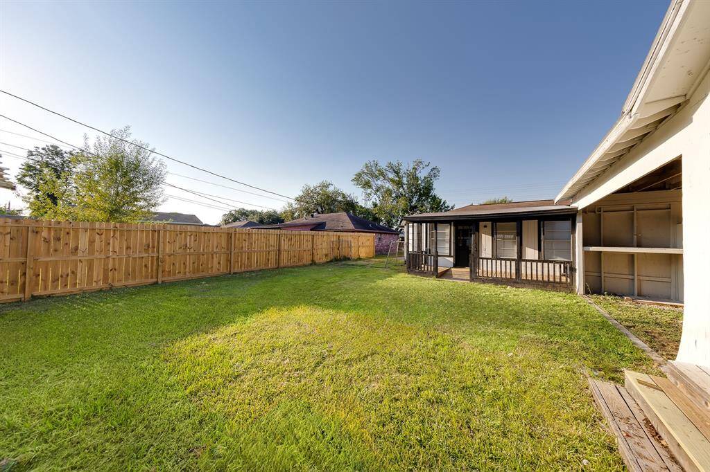 he ample backyard space provides a perfect canvas for outdoor activities and landscaping projects. Whether you envision a lush garden, a play area for children, or an inviting space for gatherings and barbecues, this expansive yard offers endless possibilities for creating your ideal outdoor oasis.