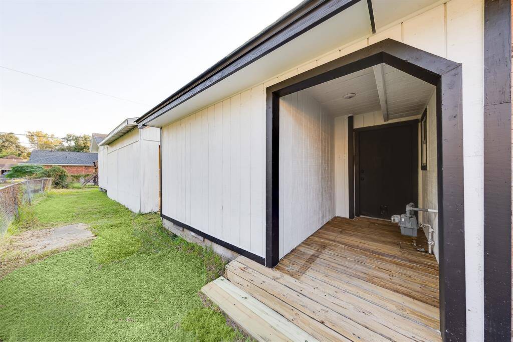 This exit toward the backyard enhances the accessibility of the outdoor space, making it easy to transition between indoor and outdoor living. You can effortlessly enjoy the backyard for relaxation, entertaining, or outdoor activities.
