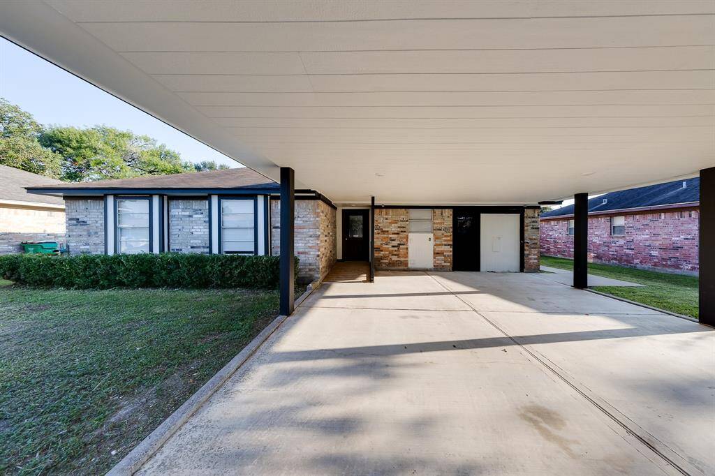This angle of the front of the houseshowcases wide backyard access, making it easy to bring in vehicles or trailers. The spacious entrance enhances convenience while maintaining the home's inviting curb appeal, providing practical options for storage and outdoor projects.
