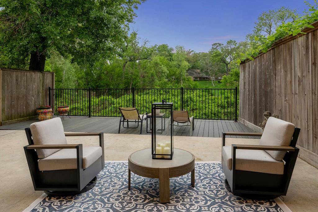 Off the first level, a private deck offers beautiful views of the natural beauty surrounding Buffalo Bayou, providing the perfect spot to relax and enjoy the serene outdoors.