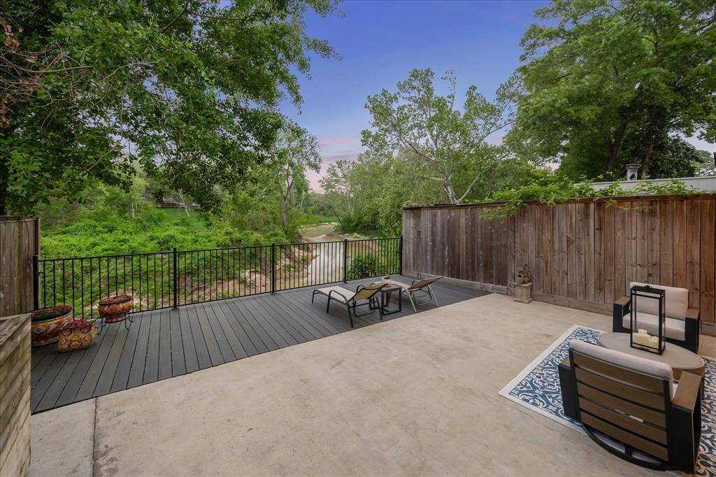 Living near Buffalo Bayou offers the perfect blend of tranquility and nature, with the soothing sounds and scenic views right at your doorstep.