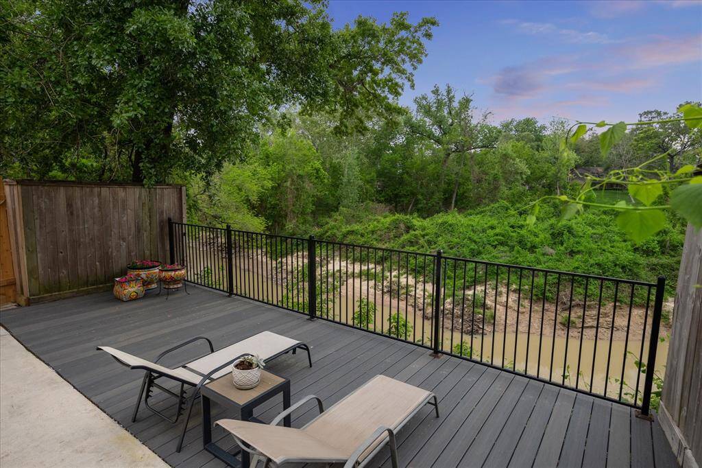 Enjoy the stunning Texas sunset from your expansive deck.