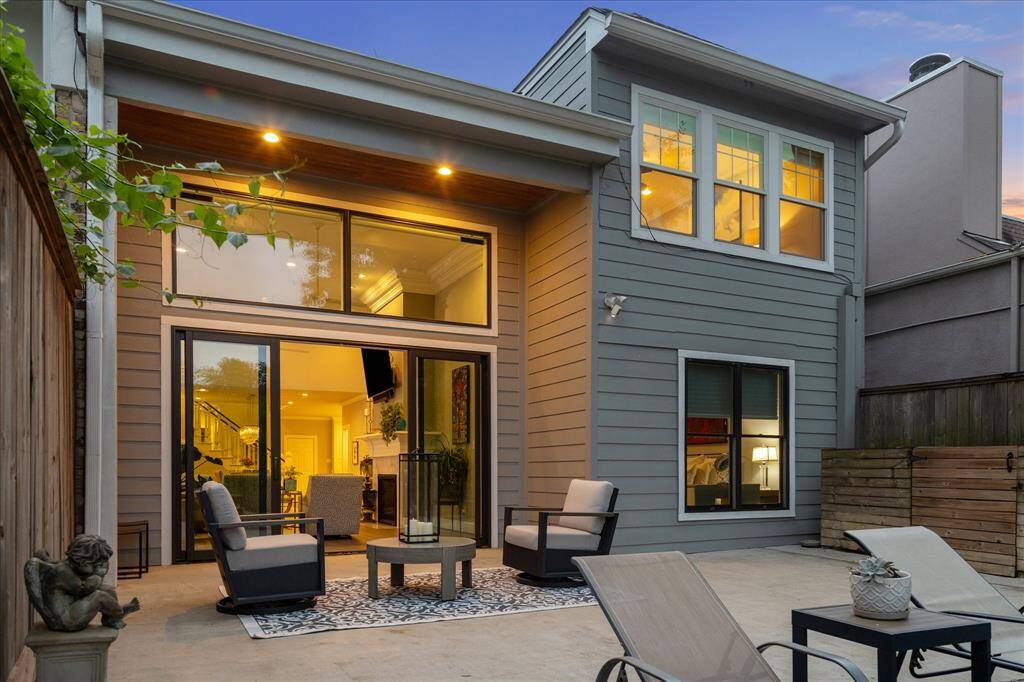 The deck is perfect for relaxing or entertaining. Enjoy al fresco dinners while taking in the view of the bayou.