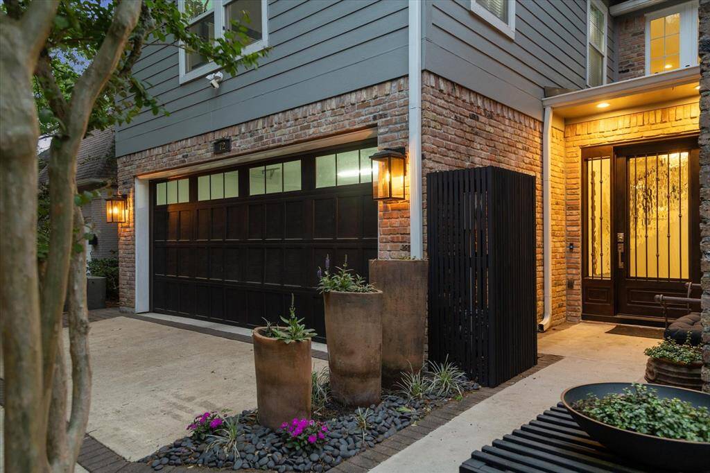 Nestled in the exclusive, gated Memorial community of Legend Lane Townhomes. Living here means enjoying the perfect blend of privacy and tranquility, just minutes from the vibrant energy of City Centre and Town and Country Village.
