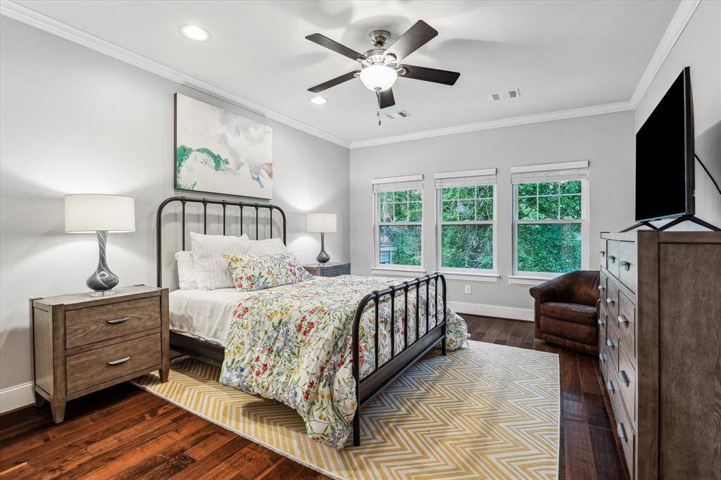 The secondary bedroom at the rear of the home offers beautiful views of Buffalo Bayou, allowing you to wake up to serene natural surroundings.