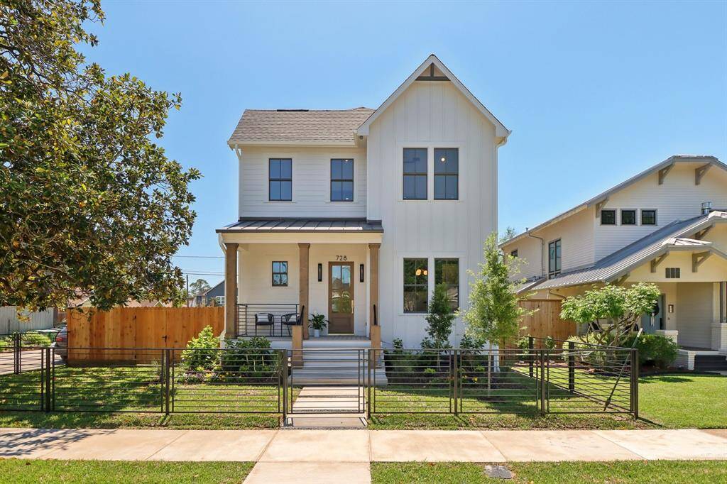728 Ralfallen is a 4-4-2 new construction built by the Modern Bungalow Co, owner-owned & operated, local Heights residents since 2008.