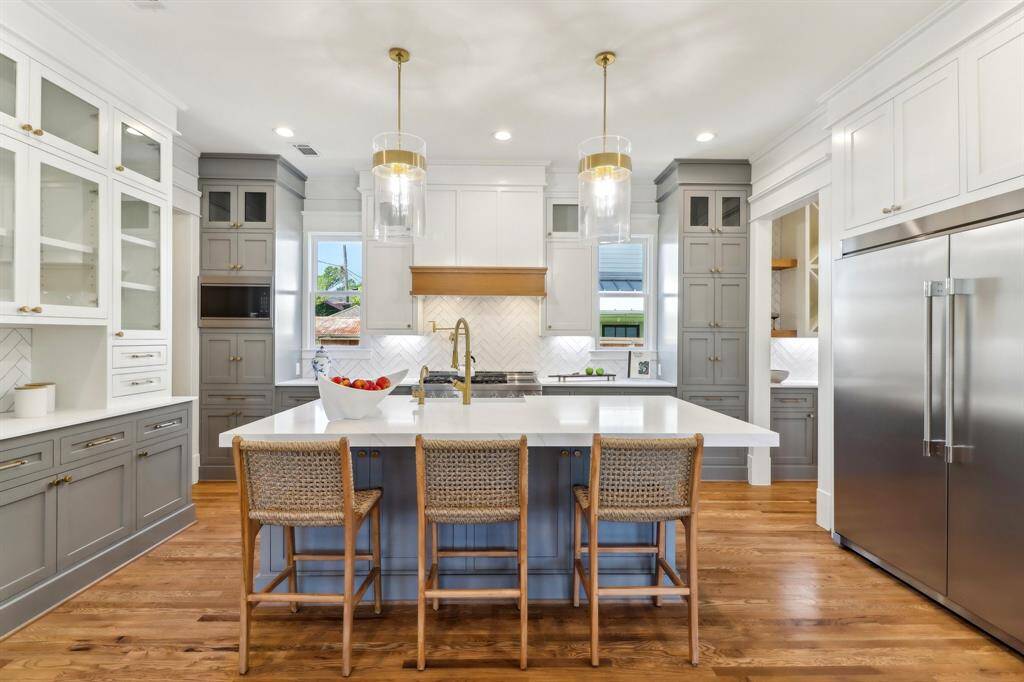 This photo shows the kitchen as a whole - simply gorgeous to look at.