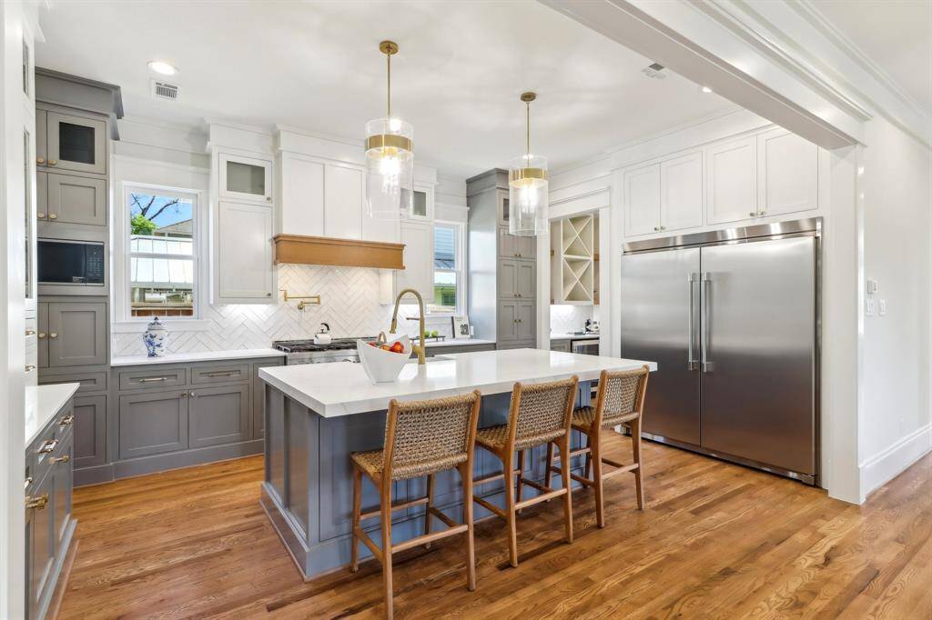 728 Ralfallen showcases what has become the Modern Bungalow signature fridge, a full  5' refrigerator & freezer in a pro trim kit - perfect for visits to the farmer's market!