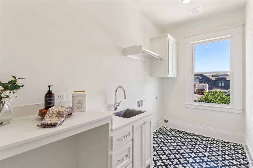 The laundry space is functional, bright and simply adorable.