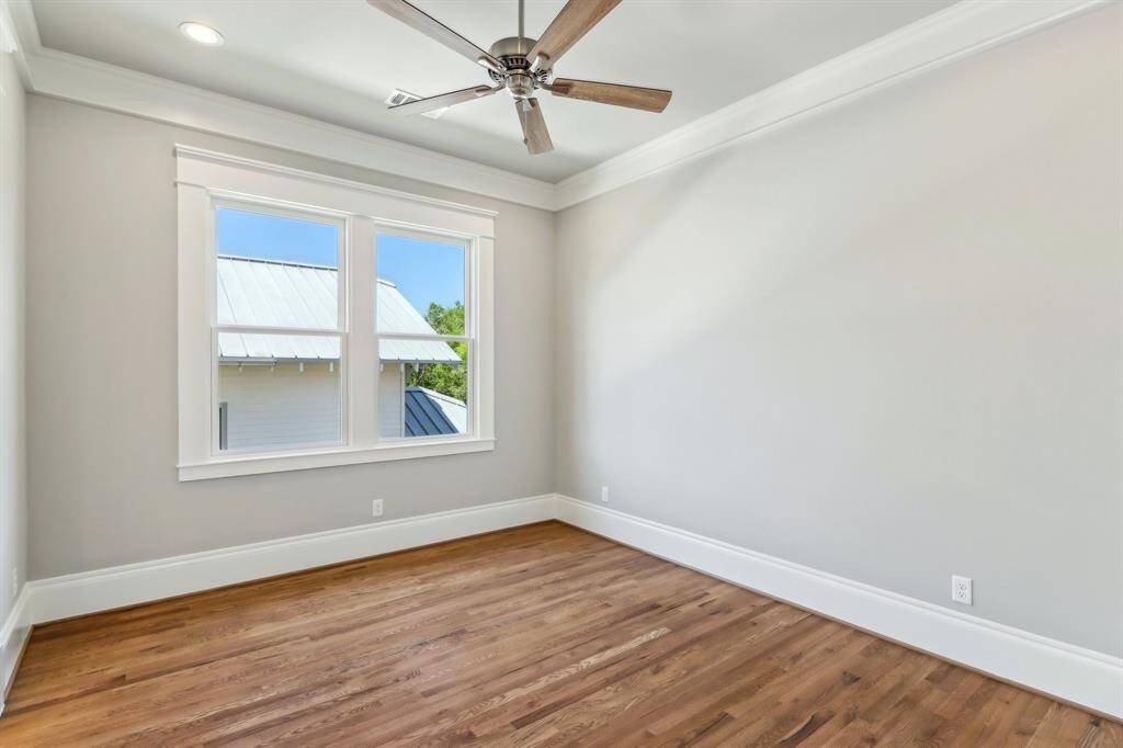 Secondary bedroom.