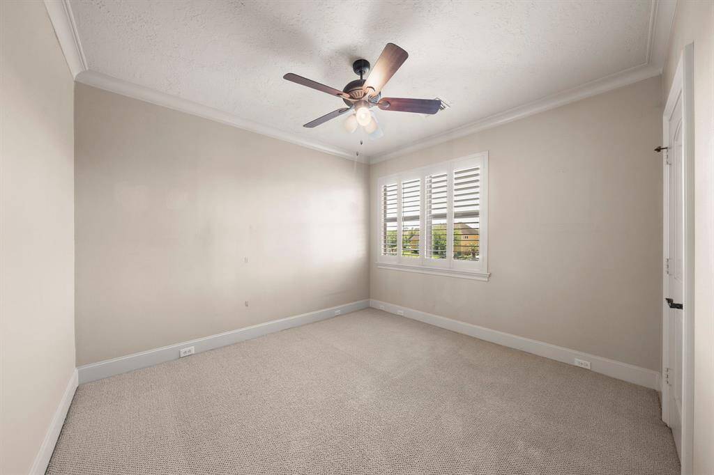 Ensuite bath to secondary bedroom