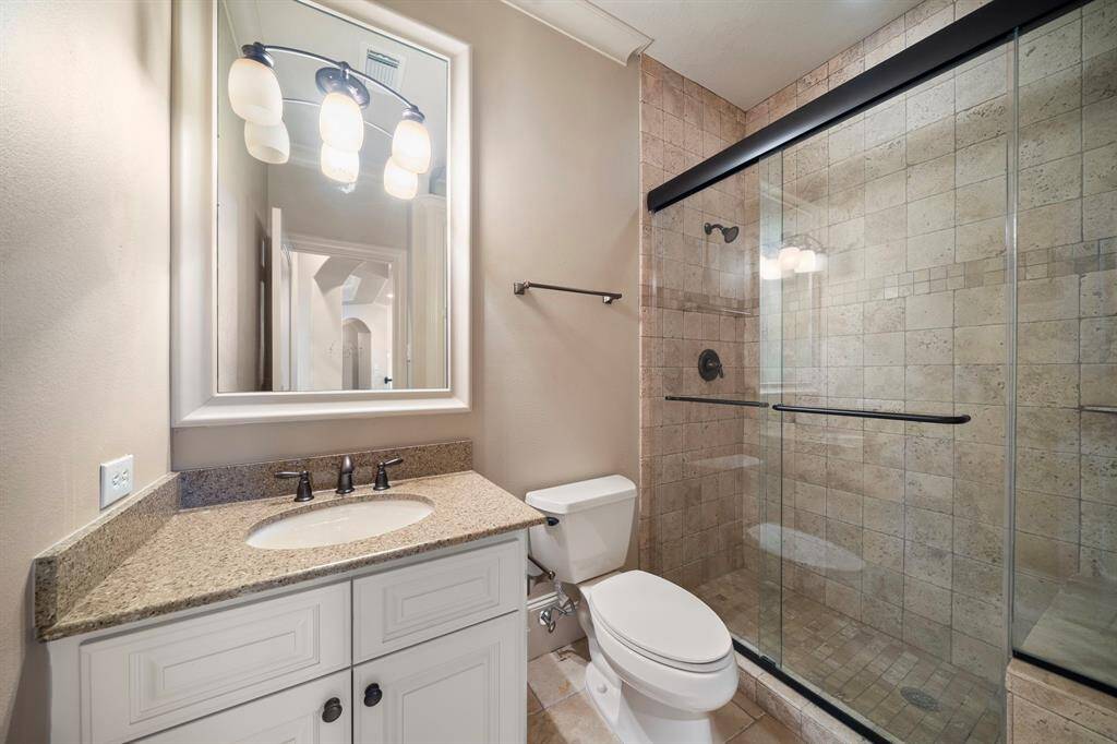 Full bath for (2nd upstairs) bedroom