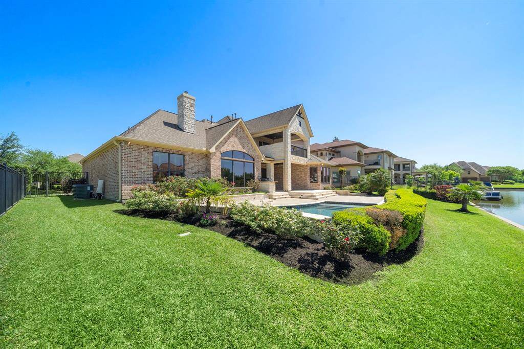 Private pool - stunning with spacious lounge areas