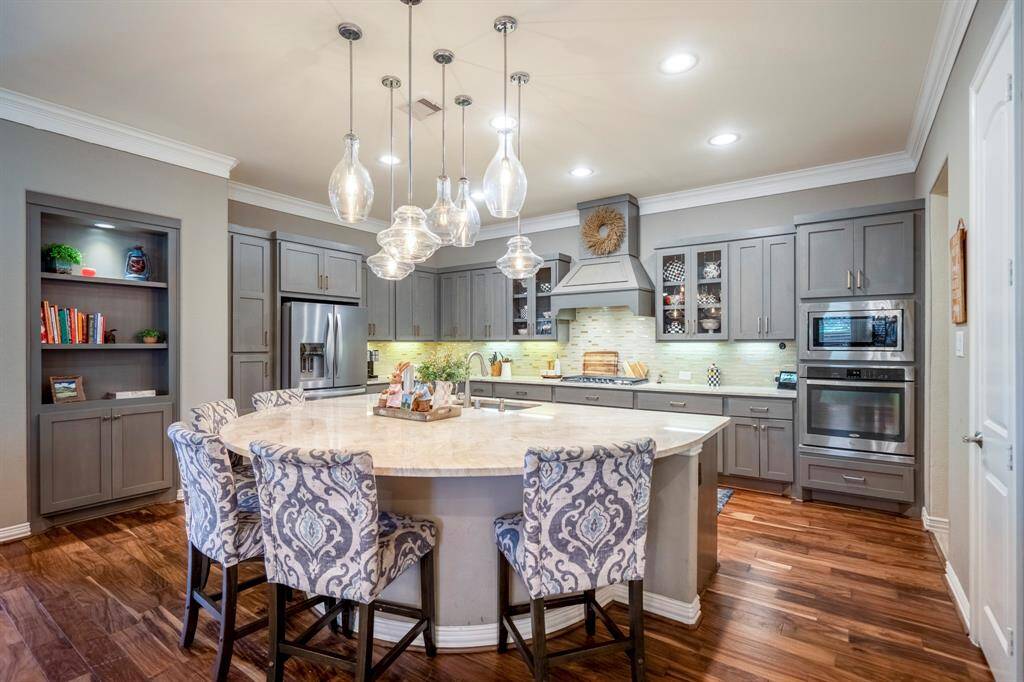 A custom island is the ideal space to enjoy a quick bite, or additional serving table whilst entertaining.