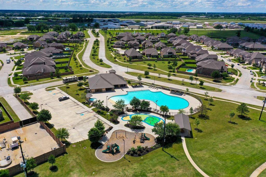 Enjoy summer with jam packed action in your own backyard oasis, or LAUREL PARK residents have access to the community recreation center, a resort pool, a splash pad for the smaller children, an obstacle course dog park, putting green, lakes, playgrounds, bike and walking trails. Great location with easy access to the Grand Parkway TX-99 and The Woodlands.