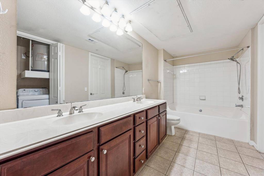 Bathroom with 2 sinks