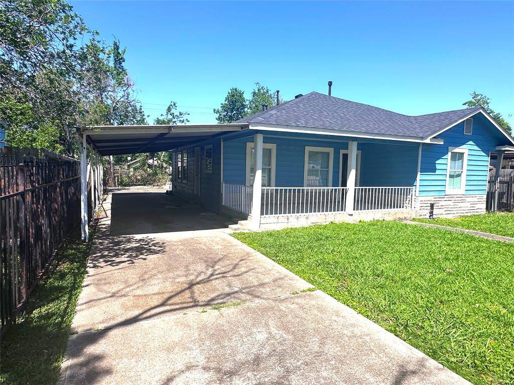 Spacious/Gated Driveway