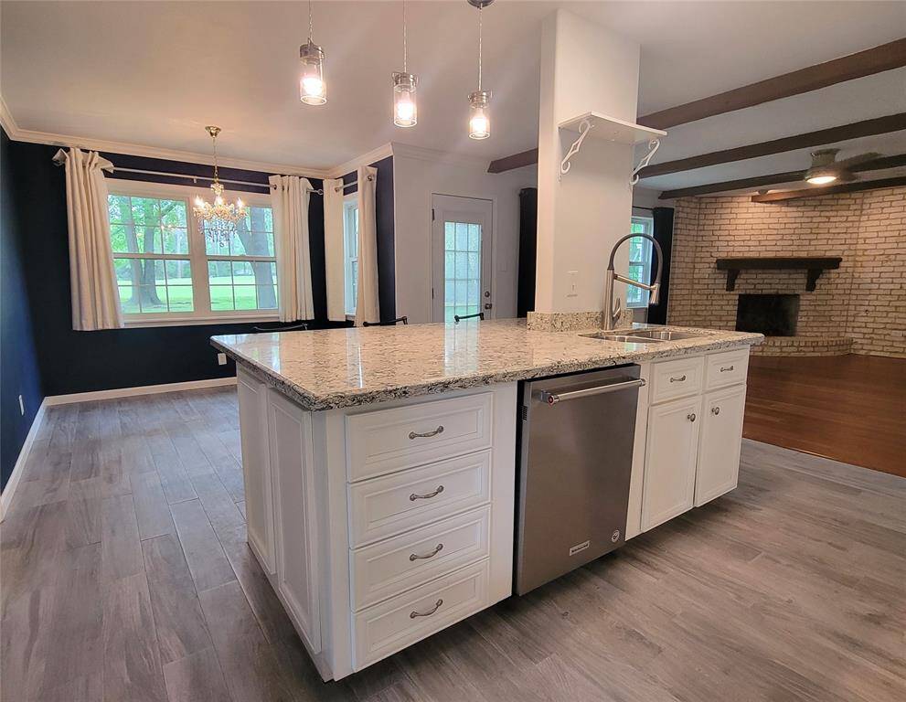 Big kitchen island connects the breakfast and family rooms.