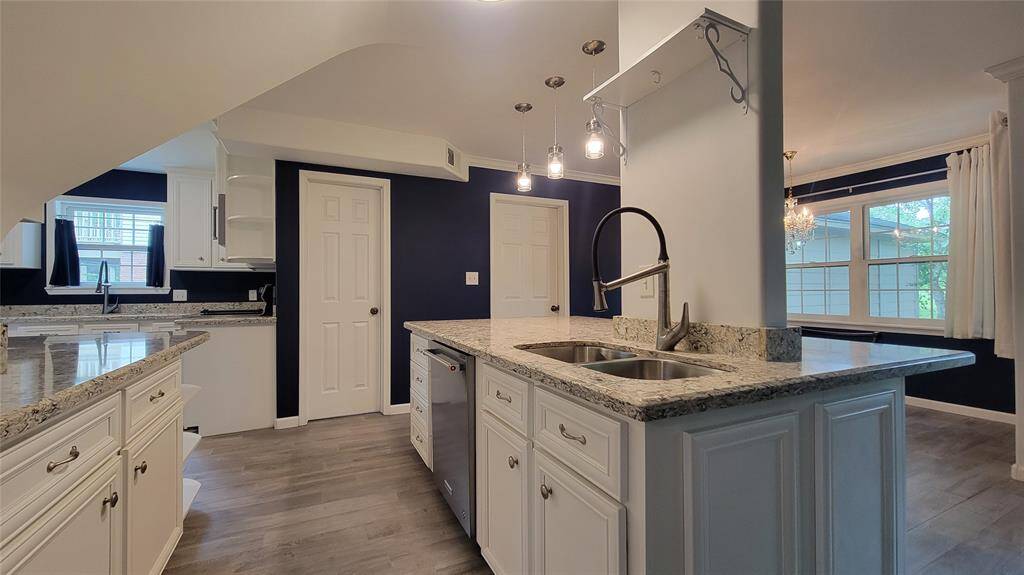 A second sink is so helpful when entertaining!
