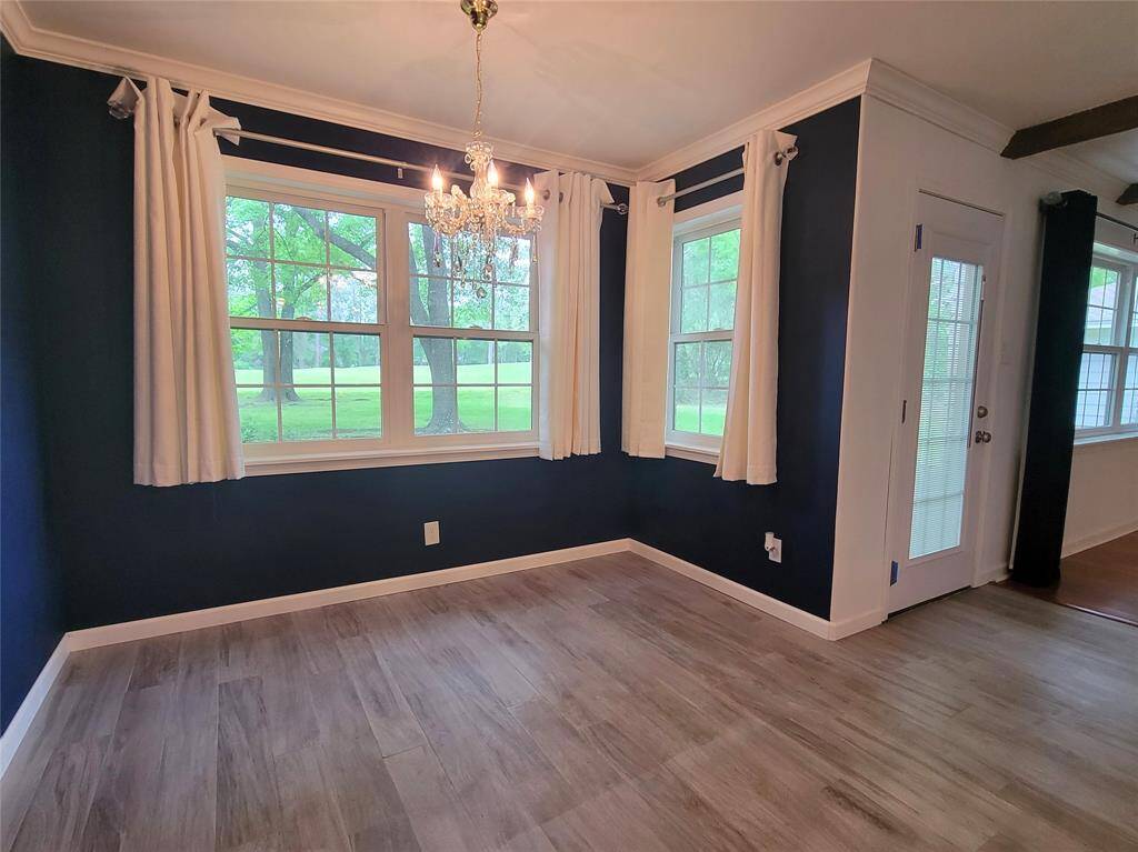 The breakfast room also enjoys golf course views.