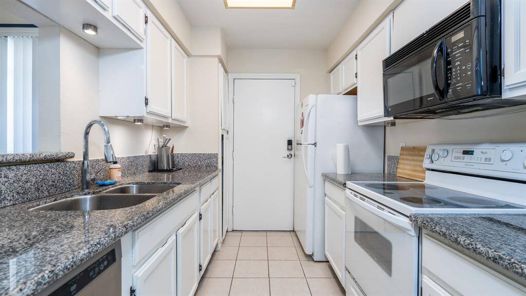 Kitchen with granite countertops! All appliances stay!