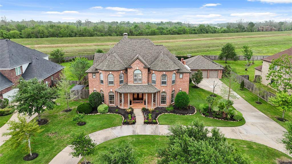 Beautiful Remodeled Home in Steep Bank Estates! Pool/Spa, Basketball Court, Gym, HUGE Covered Patio, Dining Area, Lounge Area, Outdoor Kitchen & Bar Area!!