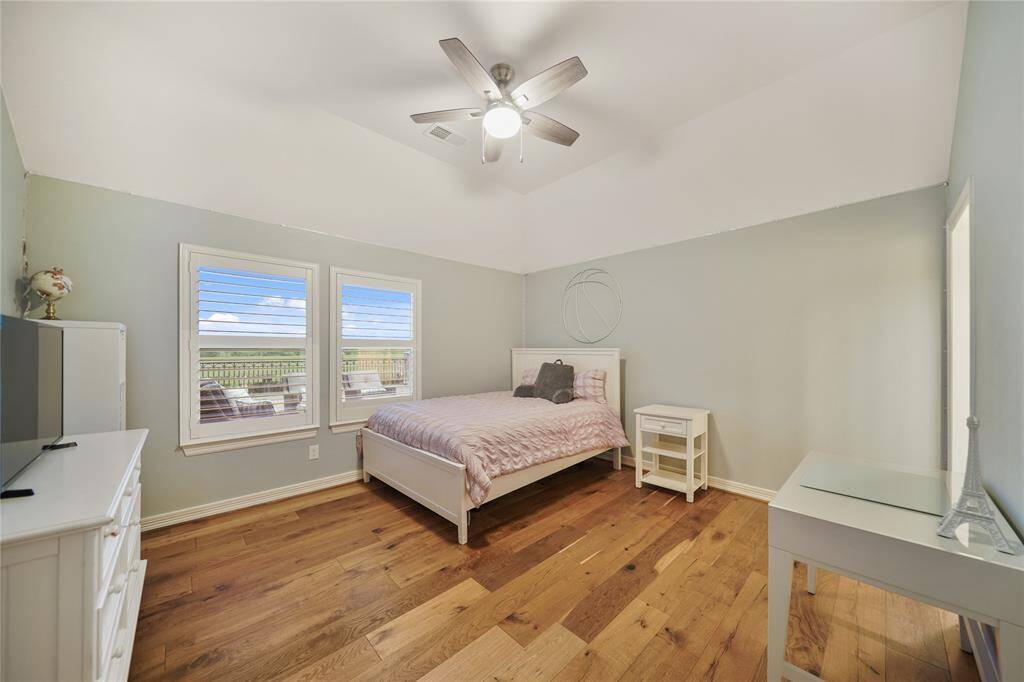 Large Secondary Bedroom with En Suite Bathroom