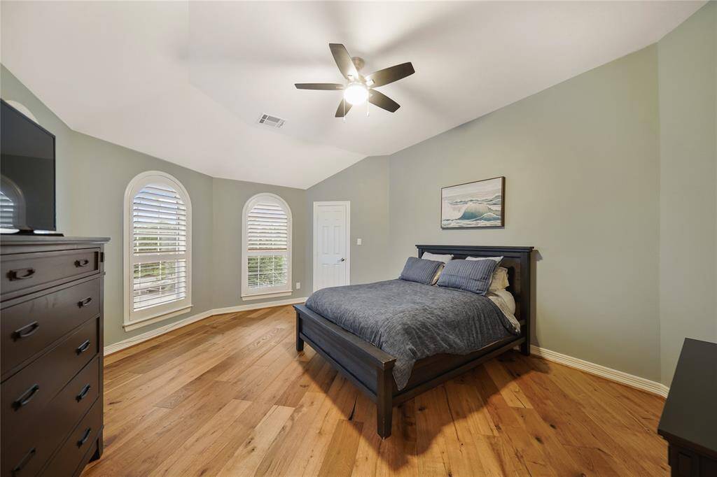 Large secondary bedroom