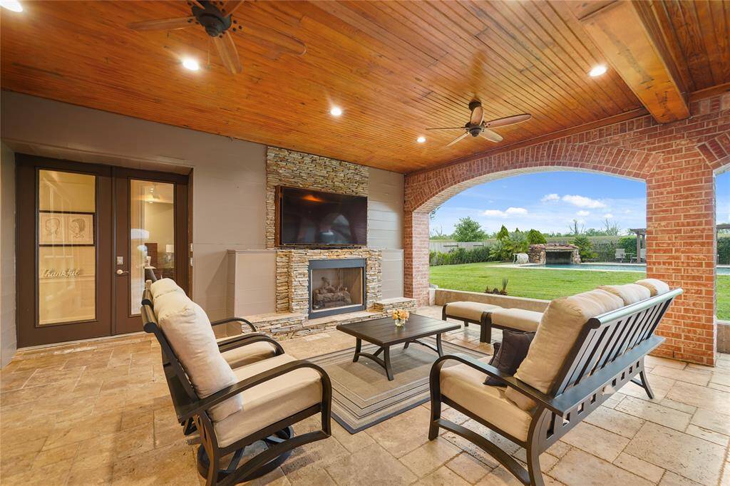 Enjoy this Cozy outdoor space watching your favorite game or movie!