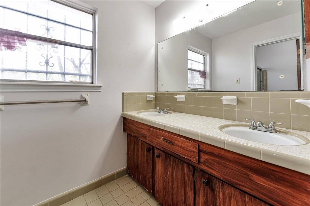 2nd Floor Primary Bathroom