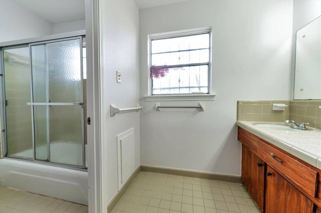 2nd Floor Primary Bathroom