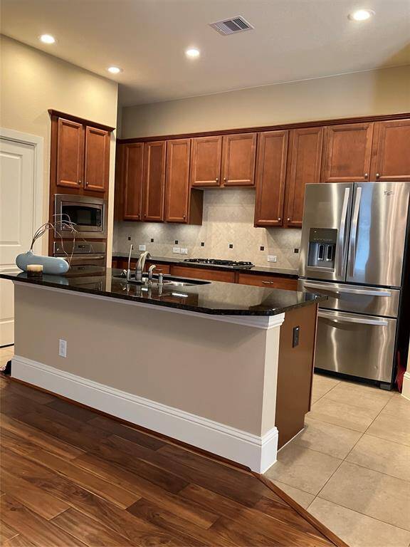 Under-cabinet lighting, gas cooktop and stainless appliances