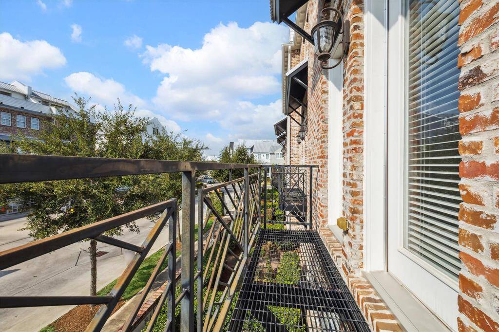 Outdoor balcony off the 2nd floor living space