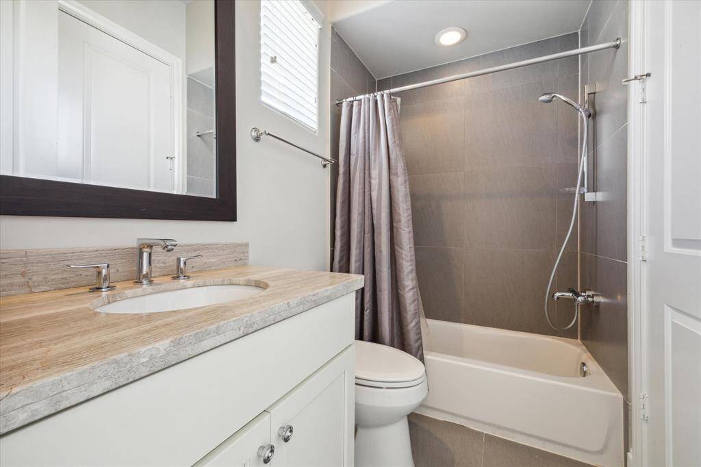 Spare bathroom on the 3rd  floor