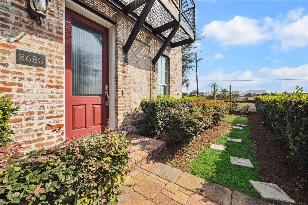 Charming front entrance with front and side yard